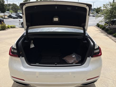 Used 2022 BMW 750i xDrive w/ Luxury Rear Seating Package AWD/4WD image 32