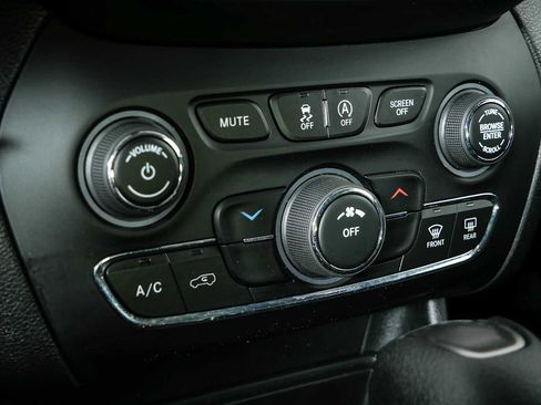 Used 2019 Jeep Cherokee Latitude w/ Popular Appearance Group FWD image 15