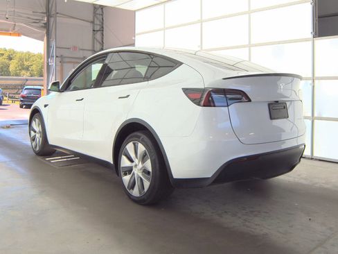 Used 2024 Tesla Model Y Long Range AWD/4WD image 4