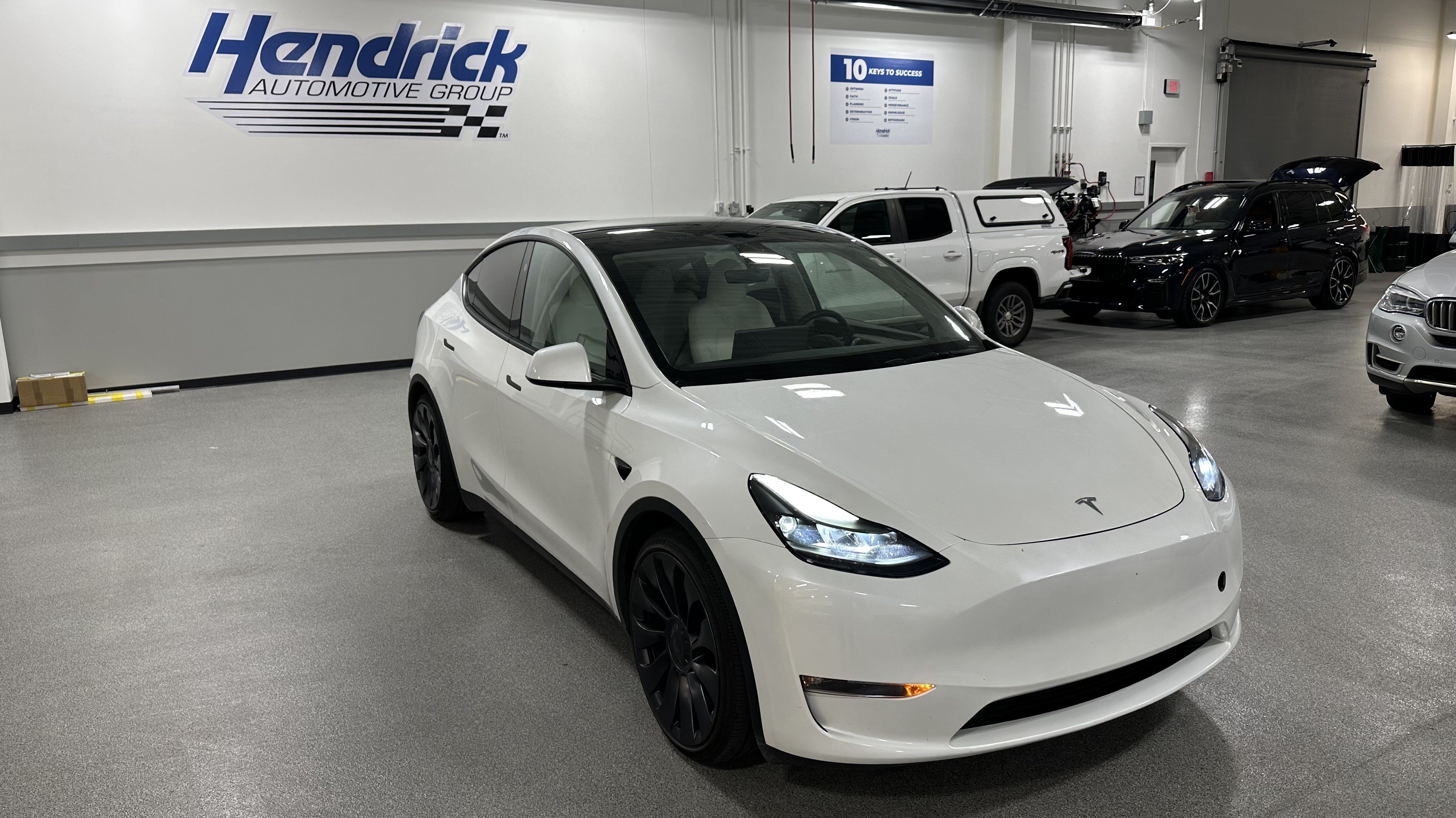 Used 2025 Tesla Model Y Performance AWD/4WD image 2