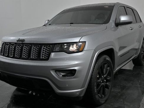 Used 2020 Jeep Grand Cherokee Altitude RWD image 5
