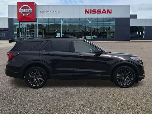 Used 2025 Ford Explorer ST-Line w/ ST-Line Street Pack AWD/4WD image 8