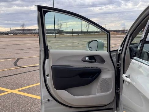 Used 2021 Chrysler Pacifica Touring w/ Uconnect Theater Family Group image 4