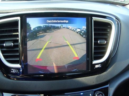 Certified 2025 Chrysler Pacifica Select FWD image 29