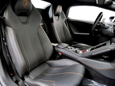 Used 2021 Lamborghini Huracan EVO image 17