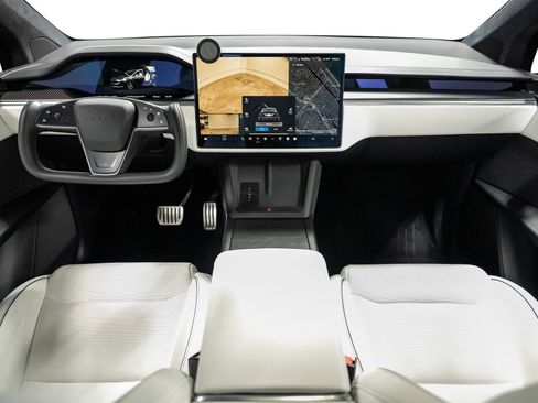 Used 2023 Tesla Model X Plaid image 4