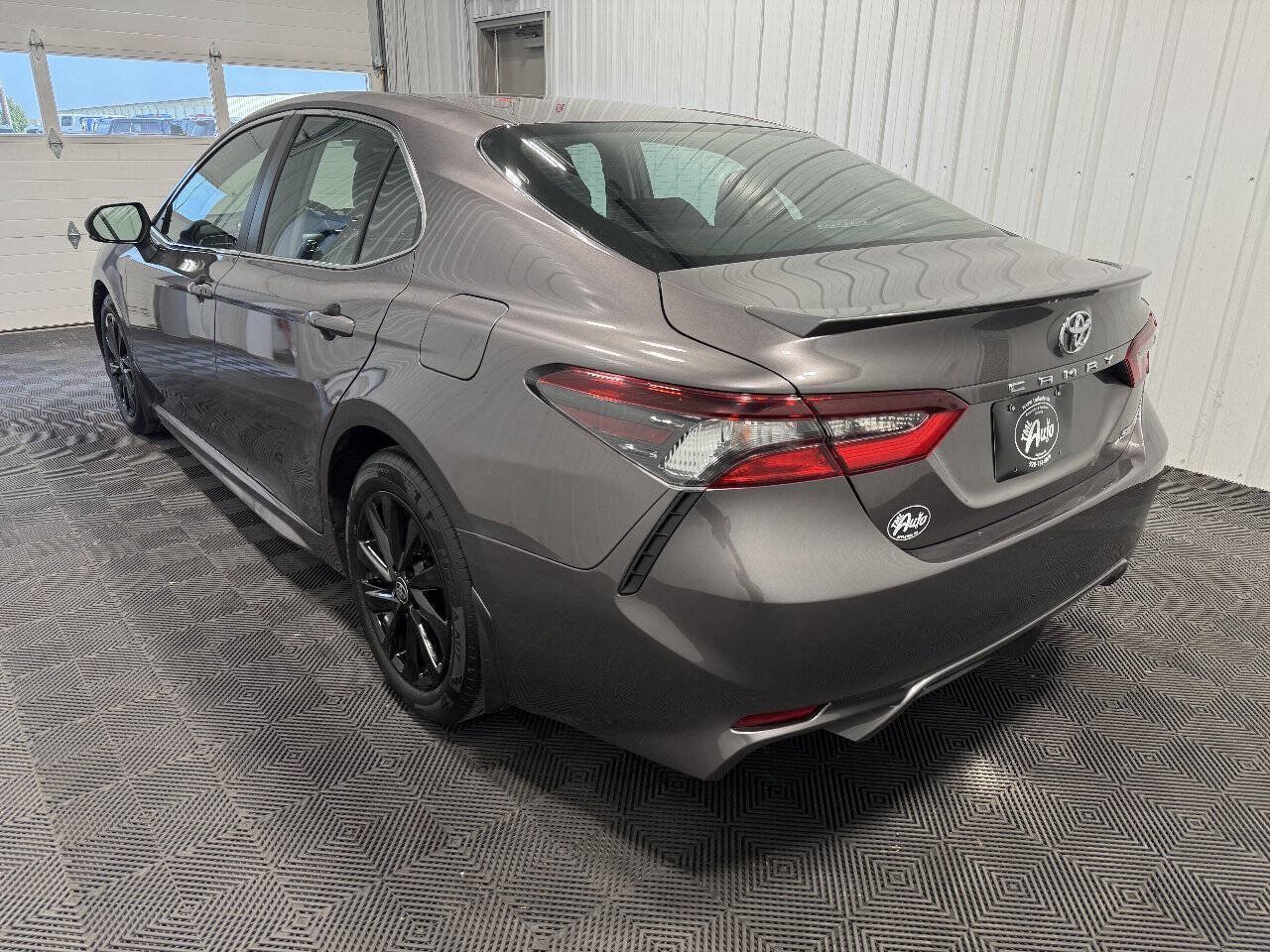 Used 2024 Toyota Camry SE FWD image 4