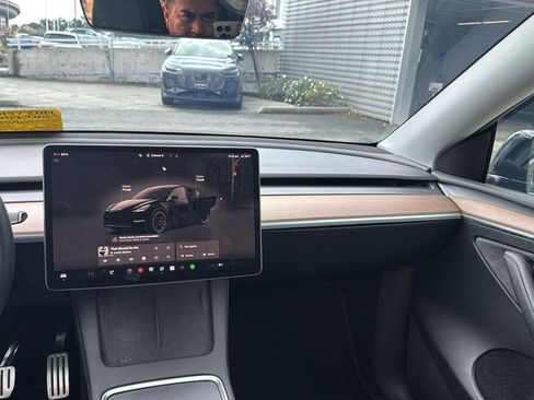 Used 2024 Tesla Model Y Performance image 11