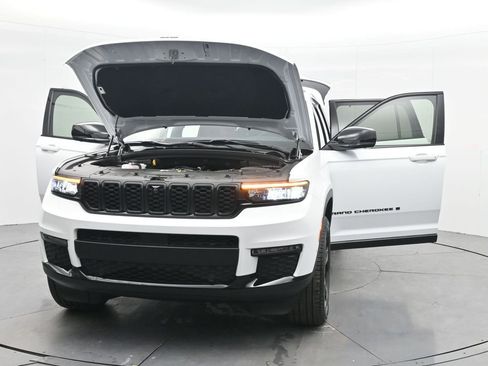 Used 2025 Jeep Grand Cherokee L Limited w/ Luxury Tech Group II image 44
