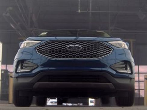 Used 2023 Ford Edge SEL w/ Convenience Package AWD/4WD image 3