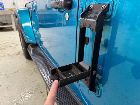 Used 2019 Jeep Wrangler Unlimited Sahara w/ Uconnect 4C Nav & Sound Group AWD/4WD image 5