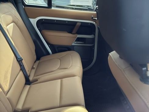 Used 2024 Land Rover Defender 110 SE image 5