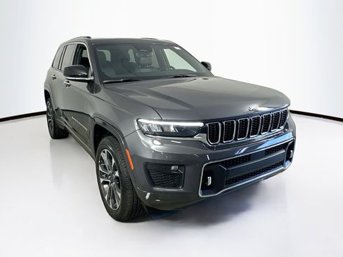 Used 2022 Jeep Grand Cherokee Overland w/ Luxury Tech Group IV image 3