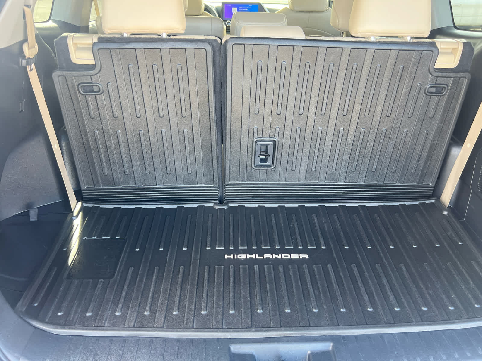 Used 2023 Toyota Highlander XLE AWD/4WD image 10
