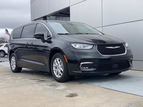 Used 2023 Chrysler Pacifica Touring-L image 2