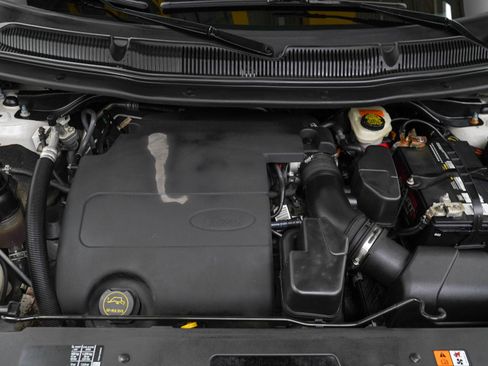 Used 2016 Ford Explorer XLT w/ Equipment Group 202A AWD/4WD image 32