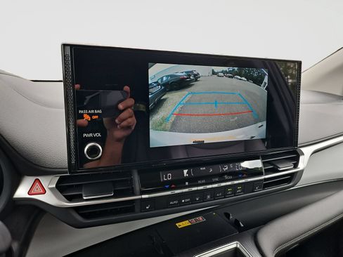 Used 2025 Toyota Sienna XLE FWD image 28