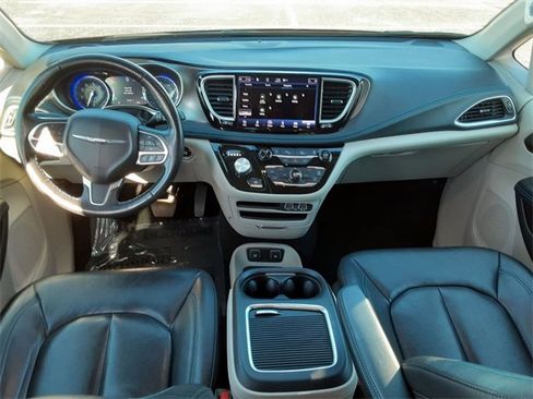 Certified 2021 Chrysler Pacifica Touring-L image 25