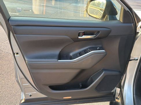 Used 2023 Toyota Highlander XSE FWD image 17
