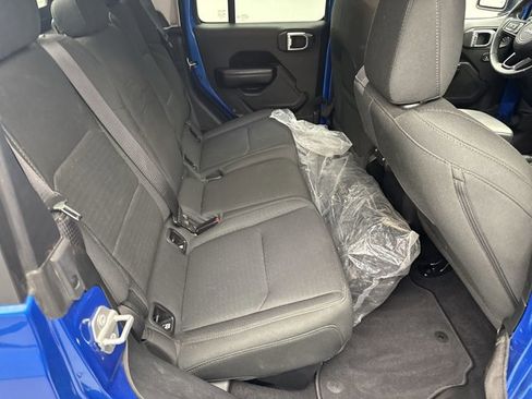 Used 2021 Jeep Gladiator Sport image 18