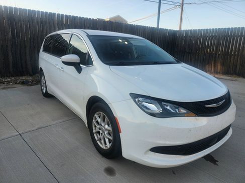 Used 2022 Chrysler Voyager LX image 5