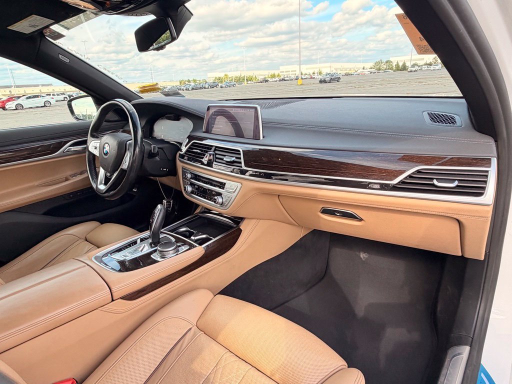 Used 2020 BMW 750i xDrive AWD/4WD image 10