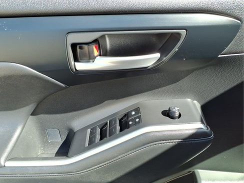 Used 2023 Toyota Highlander XLE image 11
