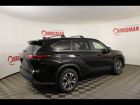Used 2023 Toyota Highlander XLE AWD/4WD image 9