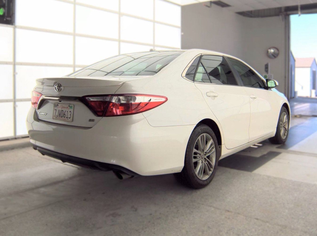 Used 2015 Toyota Camry SE w/ Moonroof Package FWD image 4
