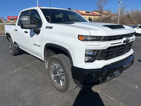Used 2024 Chevrolet Silverado 2500 Custom w/ Custom Convenience Package image 3