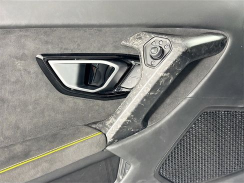 Used 2020 Lamborghini Huracan EVO image 18