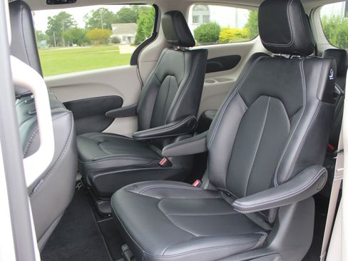 Used 2024 Chrysler Pacifica Select image 42