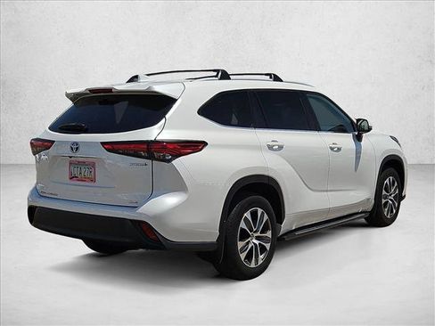 Used 2023 Toyota Highlander XLE AWD/4WD image 5