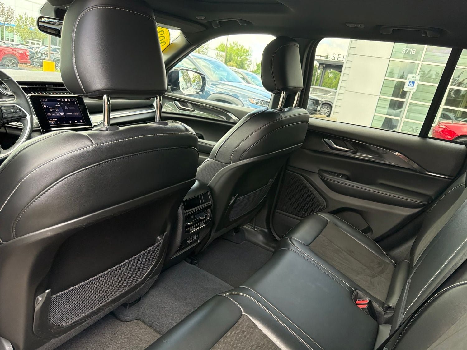 Used 2023 Jeep Grand Cherokee Altitude AWD/4WD image 8