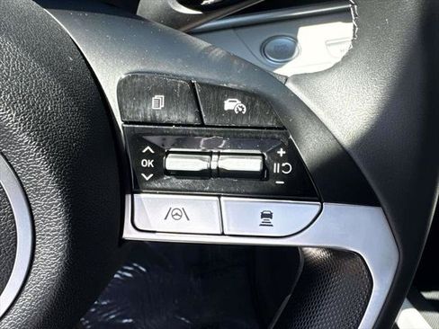 Certified 2025 Hyundai Elantra Limited FWD image 22