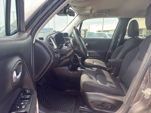 Used 2017 Jeep Renegade Latitude AWD/4WD image 11
