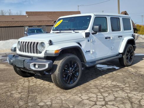 Used 2025 Jeep Wrangler Unlimited Sahara image 2