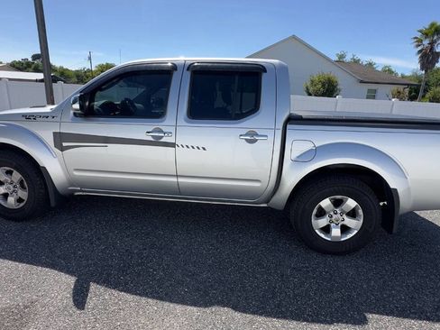 Used 2010 Nissan Frontier SE image 8