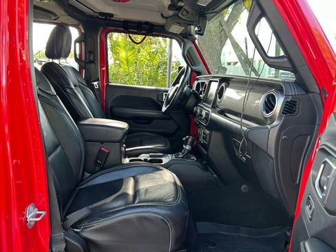 Used 2018 Jeep Wrangler Unlimited Sahara AWD/4WD image 37
