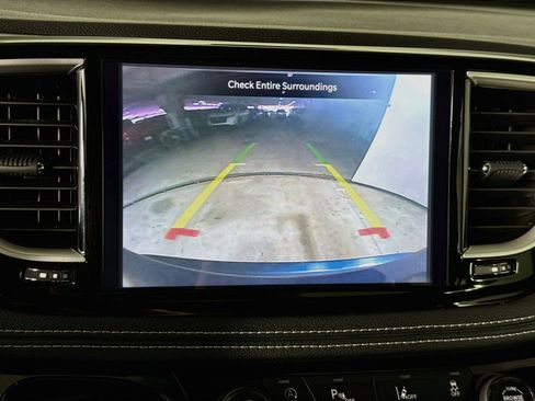 Used 2024 Chrysler Pacifica Touring FWD image 14