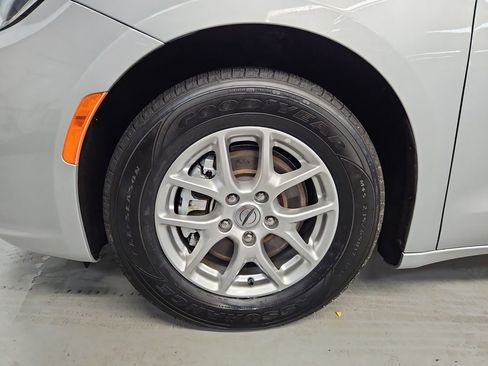 Used 2023 Chrysler Pacifica Touring-L FWD image 11