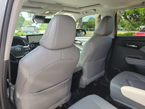 Used 2024 Toyota Highlander XLE AWD/4WD image 14