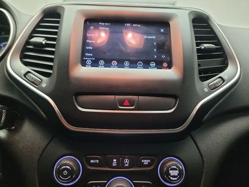 Used 2019 Jeep Cherokee Latitude w/ Popular Appearance Group FWD image 25