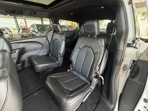Used 2025 Chrysler Pacifica Select FWD image 23