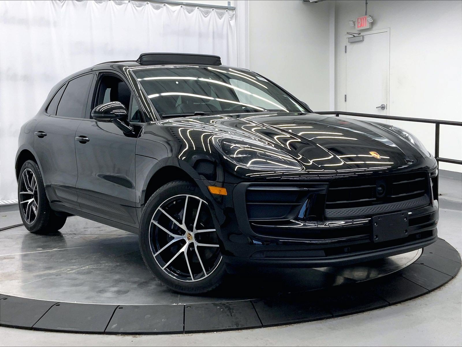 Certified 2023 Porsche Macan AWD/4WD image 9