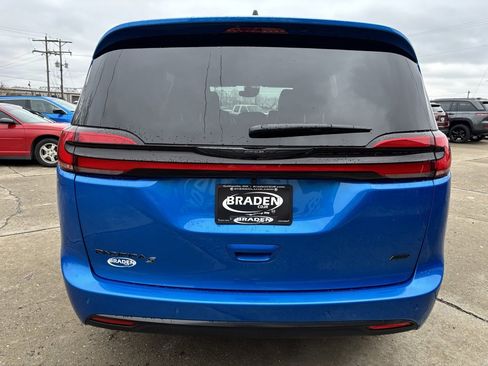 New 2026 Chrysler Pacifica Select image 6