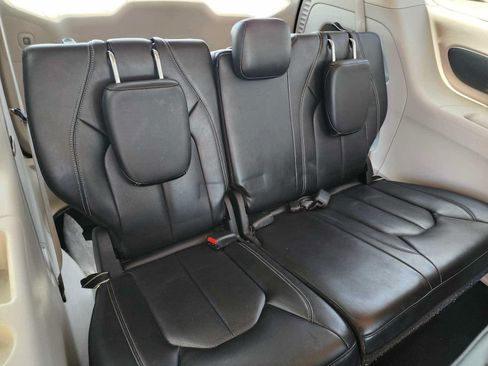 Used 2024 Chrysler Pacifica Touring-L FWD image 19