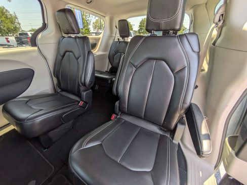 Used 2023 Chrysler Pacifica Touring-L FWD image 9