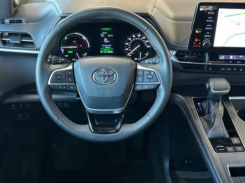 Used 2022 Toyota Sienna XLE Woodland Edition AWD/4WD image 16
