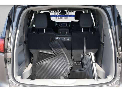 Used 2018 Chrysler Pacifica Touring-L w/ Advanced Safetytec Group FWD image 12